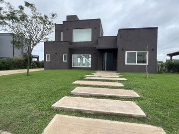 Casa en  Casa a la LAGUNA Venta 3 dorm - Pileta - Barrio San Sebastian Area 10 - PILAR