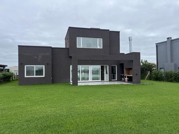 Casa en  Casa a la LAGUNA Venta 3 dorm - Pileta - Barrio San Sebastian Area 10 - PILAR