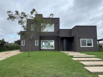 Casa en  Casa a la LAGUNA Venta 3 dorm - Pileta - Barrio San Sebastian Area 10 - PILAR