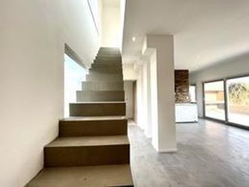 Casa en  Casa a la LAGUNA Venta 3 dorm - Pileta - Barrio San Sebastian Area 10 - PILAR