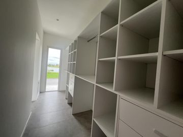 Casa en  Casa a la LAGUNA Venta 3 dorm - Pileta - Barrio San Sebastian Area 10 - PILAR