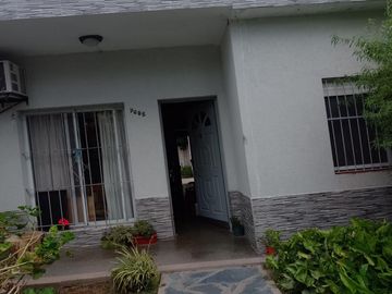 Casa en venta - 3 Dormitorios 2 Baños - Cochera - 225Mts2 - Berazategui