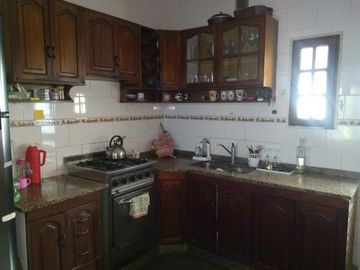 Casa en venta - 3 Dormitorios 2 Baños - Cochera - 225Mts2 - Berazategui