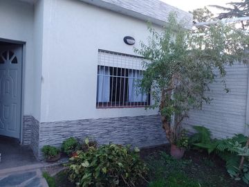 Casa en venta - 3 Dormitorios 2 Baños - Cochera - 225Mts2 - Berazategui