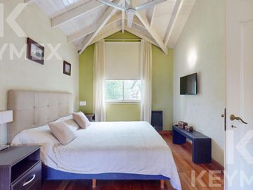 Casa en  venta en Gonnet,  2 dormitorios con pileta