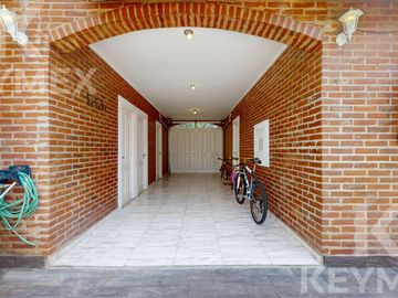 Casa en  venta en Gonnet,  2 dormitorios con pileta