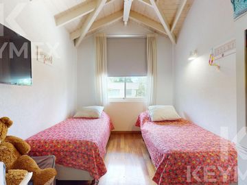 Casa en  venta en Gonnet,  2 dormitorios con pileta