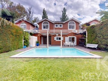 Casa en  venta en Gonnet,  2 dormitorios con pileta