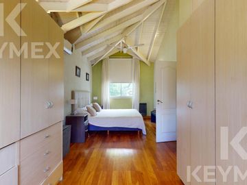 Casa en  venta en Gonnet,  2 dormitorios con pileta