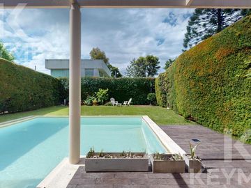 Casa en  venta en Gonnet,  2 dormitorios con pileta