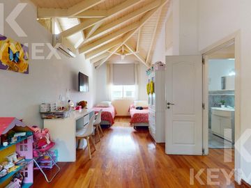 Casa en  venta en Gonnet,  2 dormitorios con pileta