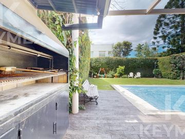 Casa en  venta en Gonnet,  2 dormitorios con pileta