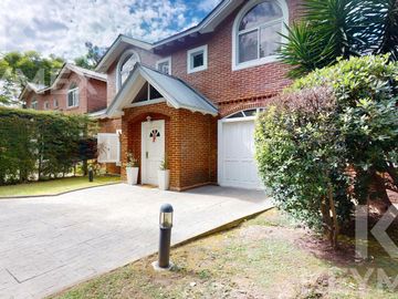 Casa en  venta en Gonnet,  2 dormitorios con pileta