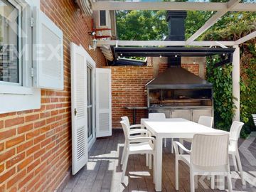 Casa en  venta en Gonnet,  2 dormitorios con pileta