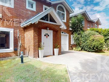 Casa en  venta en Gonnet,  2 dormitorios con pileta