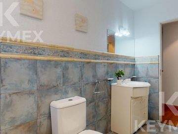 Casa en  venta en Gonnet,  2 dormitorios con pileta