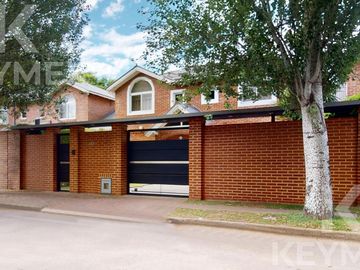 Casa en  venta en Gonnet,  2 dormitorios con pileta