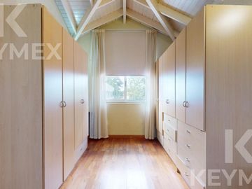 Casa en  venta en Gonnet,  2 dormitorios con pileta