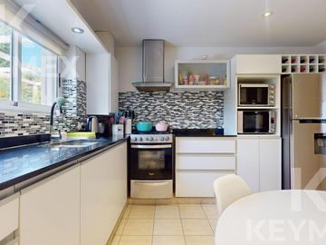 Casa en  venta en Gonnet,  2 dormitorios con pileta