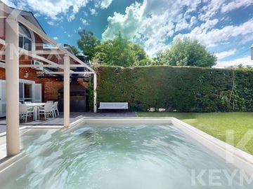 Casa en  venta en Gonnet,  2 dormitorios con pileta