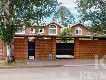 Casa en  venta en Gonnet,  2 dormitorios con pileta