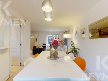 Casa en  venta en Gonnet,  2 dormitorios con pileta