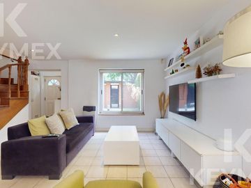 Casa en  venta en Gonnet,  2 dormitorios con pileta