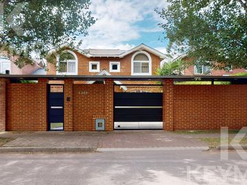 Casa en  venta en Gonnet,  2 dormitorios con pileta