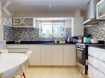Casa en  venta en Gonnet,  2 dormitorios con pileta