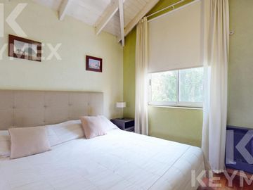 Casa en  venta en Gonnet,  2 dormitorios con pileta