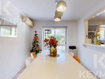 Casa en  venta en Gonnet,  2 dormitorios con pileta