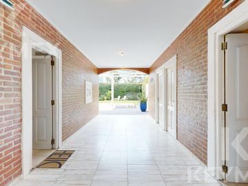 Casa en  venta en Gonnet,  2 dormitorios con pileta