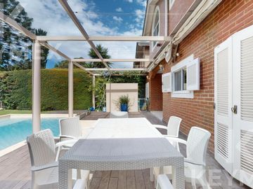 Casa en  venta en Gonnet,  2 dormitorios con pileta