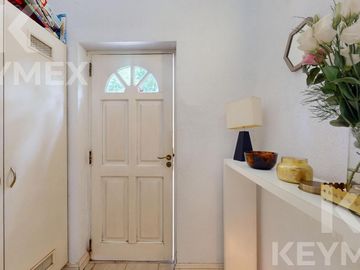 Casa en  venta en Gonnet,  2 dormitorios con pileta