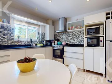 Casa en  venta en Gonnet,  2 dormitorios con pileta