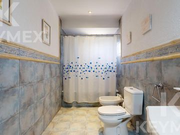 Casa en  venta en Gonnet,  2 dormitorios con pileta