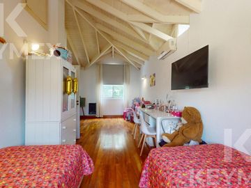 Casa en  venta en Gonnet,  2 dormitorios con pileta