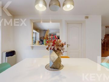 Casa en  venta en Gonnet,  2 dormitorios con pileta