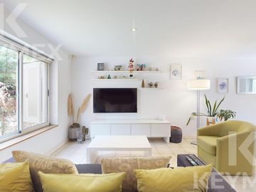 Casa en  venta en Gonnet,  2 dormitorios con pileta