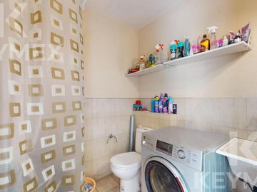Casa en  venta en Gonnet,  2 dormitorios con pileta