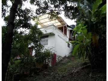Casa campestre de 350m2 de 2 pisos, tigrera, vía a minca
