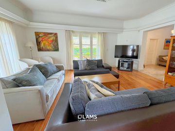 VENTA de Importante Chalet de Estilo - En Barrio Los Troncos
