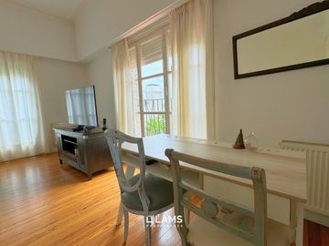 VENTA de Importante Chalet de Estilo - En Barrio Los Troncos