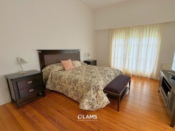 VENTA de Importante Chalet de Estilo - En Barrio Los Troncos