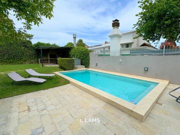 VENTA de Importante Chalet de Estilo - En Barrio Los Troncos