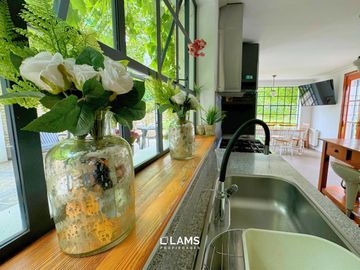 VENTA de Importante Chalet de Estilo - En Barrio Los Troncos