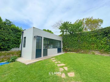 VENTA de Importante Chalet de Estilo - En Barrio Los Troncos