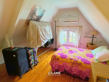 VENTA de Importante Chalet de Estilo - En Barrio Los Troncos