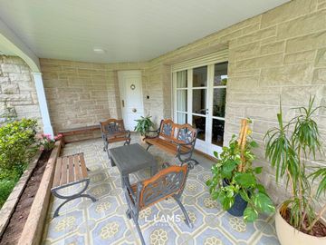 VENTA de Importante Chalet de Estilo - En Barrio Los Troncos