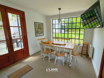 VENTA de Importante Chalet de Estilo - En Barrio Los Troncos